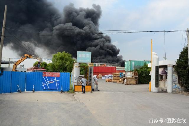 上海宝山杨行工业园一工厂突发火灾 现场火势凶猛黑烟直冲天际